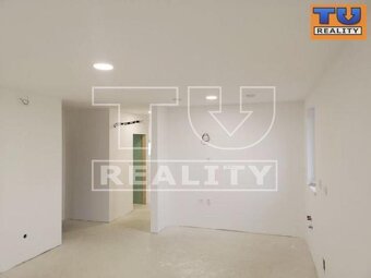 NADŠTANDARDNÉ RODINNÉ DOMY NA PREDAJ, 500M2, TRENČÍN... - 5