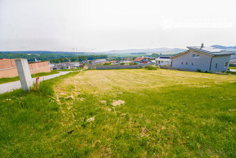 Stavebný pozemok 692 m2 – výborná poloha s výhľadom na hrad - 5