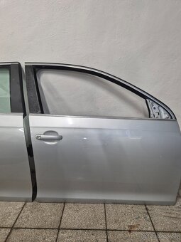 Predám dvere na Volkswagen Jetta mk5 STRIEBORNE - 5