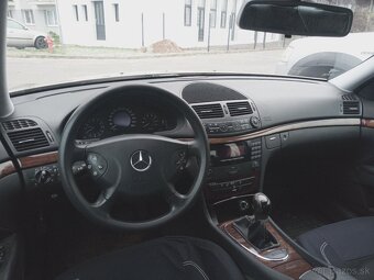 Mercedes E240 - 5