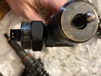 Predám vstrekovacie trysky 1.9 TDI PD 85kw - 5