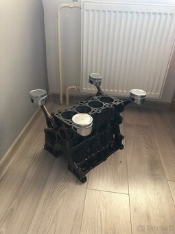 Stolik z bloku motora Audi - 5