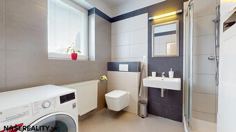 Na predaj: Moderný 5-izbový rodinný dom s bazénom, záhradou  - 5