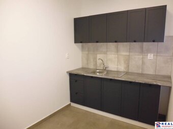 MASARYKOVA: VOĽNÉ NEBYTOVÉ priestory s UMÝVADLOM cca 23 m2 - - 5