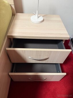 Zachovaná drevenná manželská posteľ so stolíkmi - 5