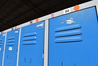 4-dverová šatníková skriňa s dlhými dverami a nožičkami - 5
