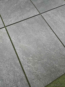 Dlažba veľkoformát 90x60, hrubka 2cm, aj na terče, antracit - 5