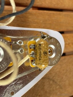 Loaded pickguard pre Stratocaster Mojotone - 5