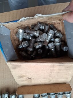 skrutky na kolesa M14 + bezpecnostne skrutky + krytky - 5