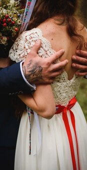 Spoločenské alebo svadobné šaty s folklórnou krajkou XS - 5