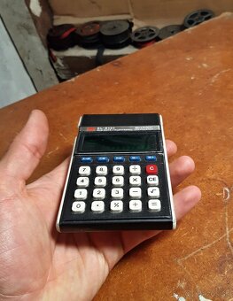 Funkční kalkulačka Sharp EL-8131 z roku 1977 - 5