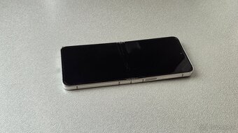 Samsung Z-Flip 5 "cream" - 5