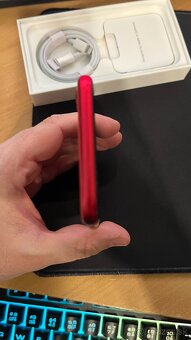 Apple iphone SE 2020 128GB Red - cerveny - 5