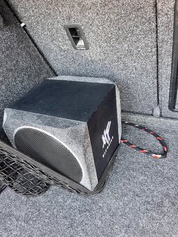 Aktívny subwoofer do auta. Hifonics ZX82A. - 5