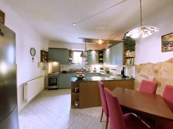 7 izbový rodinný dom s garážou,pozemok 730 m2 v obci Slatina - 5