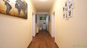Harmonický rodinný dom s vkusne upraveným pozemkom, jazierko - 5