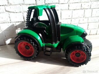Zelený traktor s farma doplnkami - 5