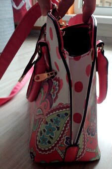 Kvietkovaná bielo ružová kabelka na zips - 5