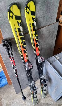 Detské/juniorské lyže + paličky (25 €) + 2× helma (15 €/ks) - 5