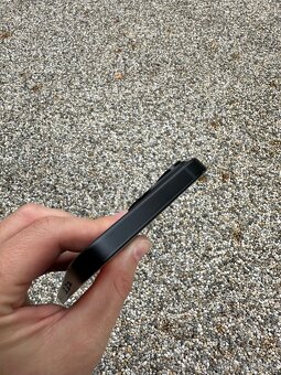 iPhone 15 - baterie 94% - 5