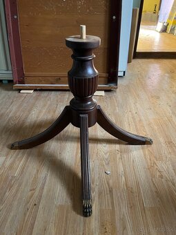 Masívny okrúhly stol - 5