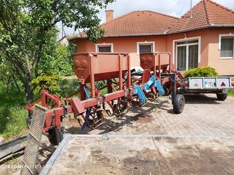 Predám plečku na kukuricu s prihnojovaním.Cena 1500 euro - 5