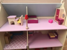 Dreveny domček pre bábiky s príslušenstvom - 5