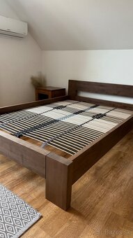 Postel z masívu + nočné stolíky + rošty - 5