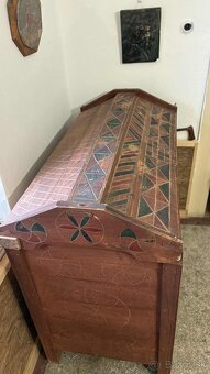 Stará vyrezávaná truhlica-súsek. - 5