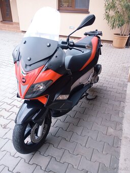 Aprilia SR MAX 300 - 5