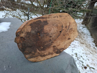 Predám starú drevorezbu ubíjanie mačacích hláv 35 € - 5