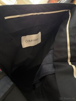 Predám oblek Calvin Klein s kravatou a opaskom - 5