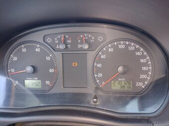 Volkswagen Polo 1.2 benzín rok 2005 - 5