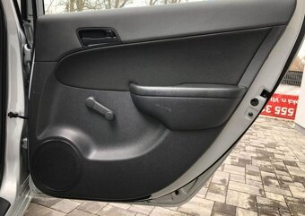 Hyundai i30 1.4 16V benzín manuál 80 kw - 5