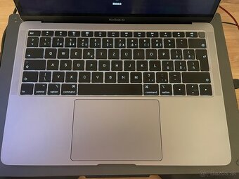 Apple MacBook Air 13” (2019) | 256 GB | Top stav - 5