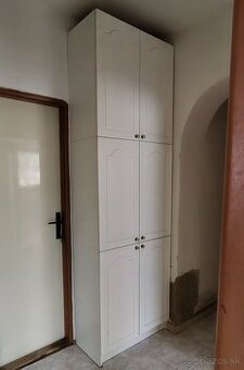 Posteľ, skrinky, stôl, stoličky, nočné stolíky, obrázky. - 5