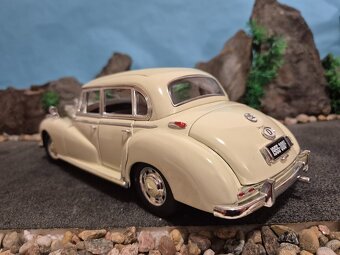 prodám model 1:18 mercedes benz 300C - 5