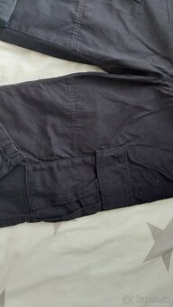 Široké rifle CA, HM čierne kapsáče a tmavo modré noh. - 5