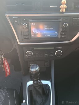 Toyota Auris cervena - 5