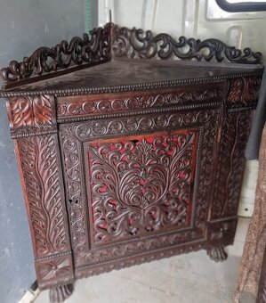 Predám rohovú skrinku s bohatou ručnou rezbou - 5