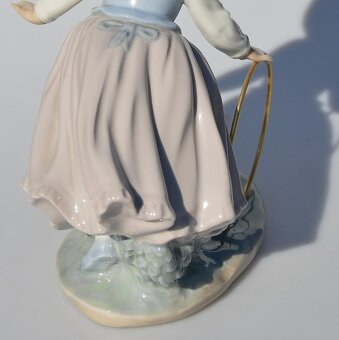 Lladró Porcelánová soška - Dievčatko s kovovou obručou - 5