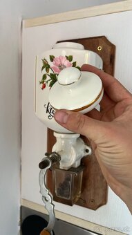 Starožitný porcelánový mlynček, starý mlynček na kávu - 5