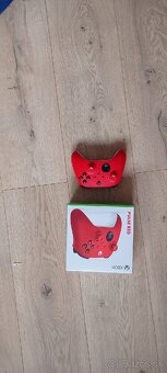 Xbox series s x pulse red ovládač - 5