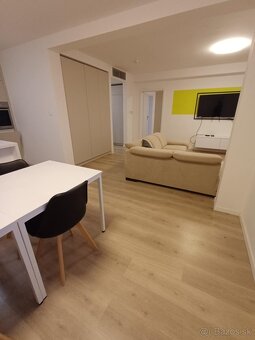 Ponúkam na prenájom väčší 2 izb. byt, Bajkalská, BA Ružinov - 5