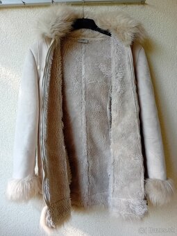 Bielo-krémový kabát s kožušinou a s kapucňou - 5