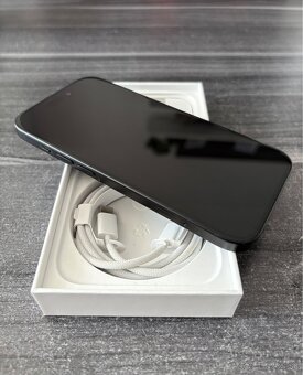 Predám iPhone 15, Black, 128GB - 5