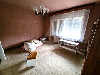 Starší rodinný dom s veľkým pozemkom v kľudnej časti obce - 5