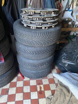Predám elektróny + sada zimných na plecháčoch s puklicami VW - 5