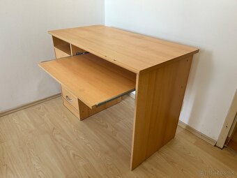 Predam 2 staršie PC stolíky a kancelárske stoličky - 5