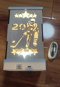 Dekoratívna nabijateľná LED lampa s motívom hokejistu - 5